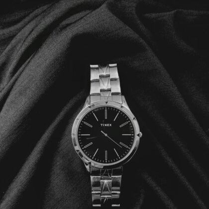 Reloj Clásico Analógico de Acero Inoxidable — Velaro