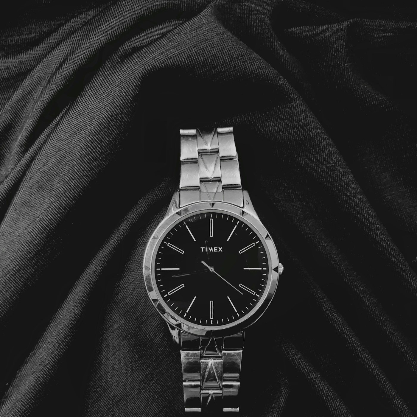 Reloj Clásico Analógico de Acero Inoxidable — Velaro