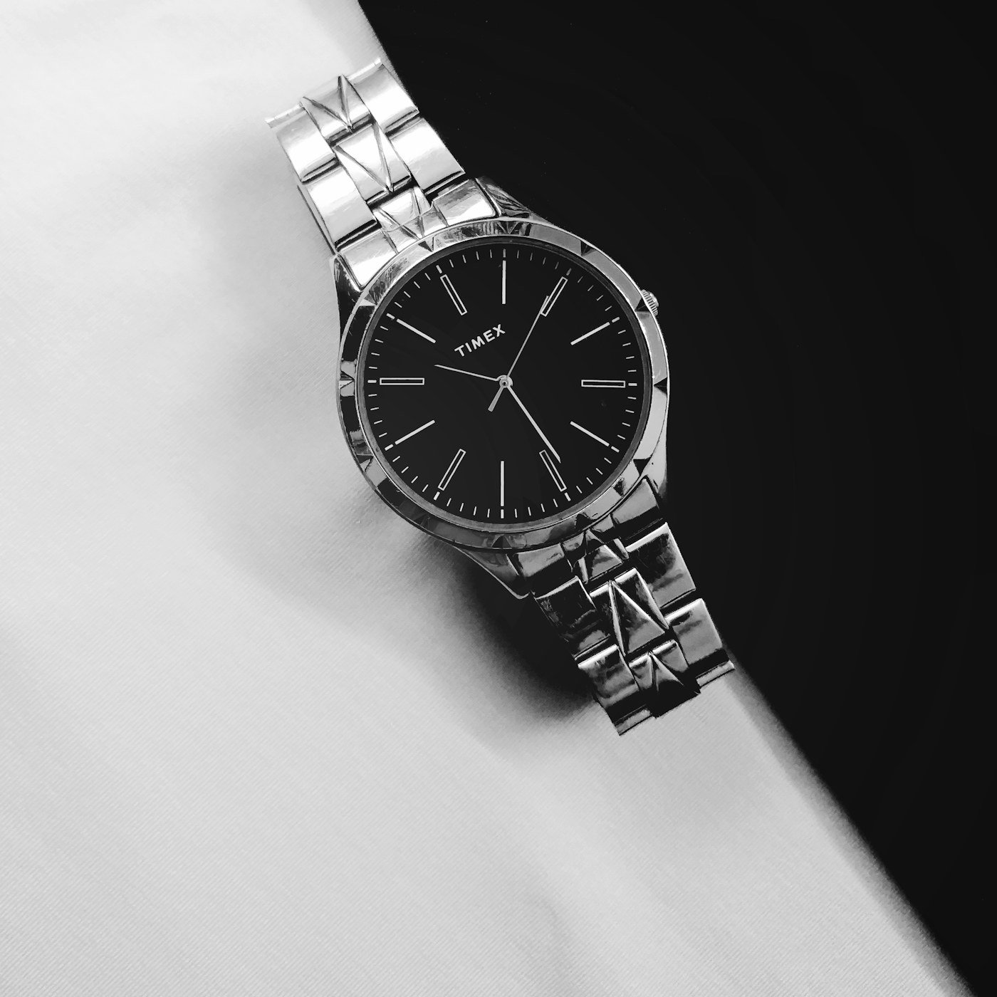Reloj Clásico Analógico de Acero Inoxidable Reloj Clásico Analógico de Acero Inoxidable — Velaro