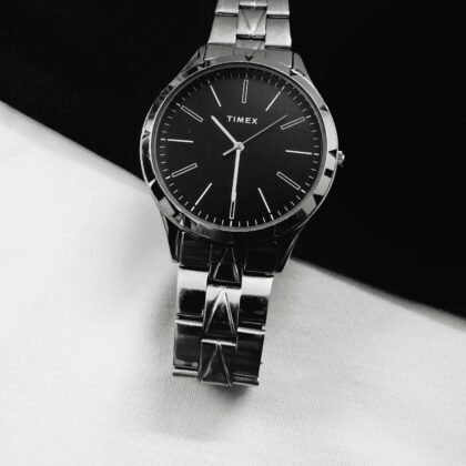 Reloj Clásico Analógico de Acero Inoxidable — Velaro