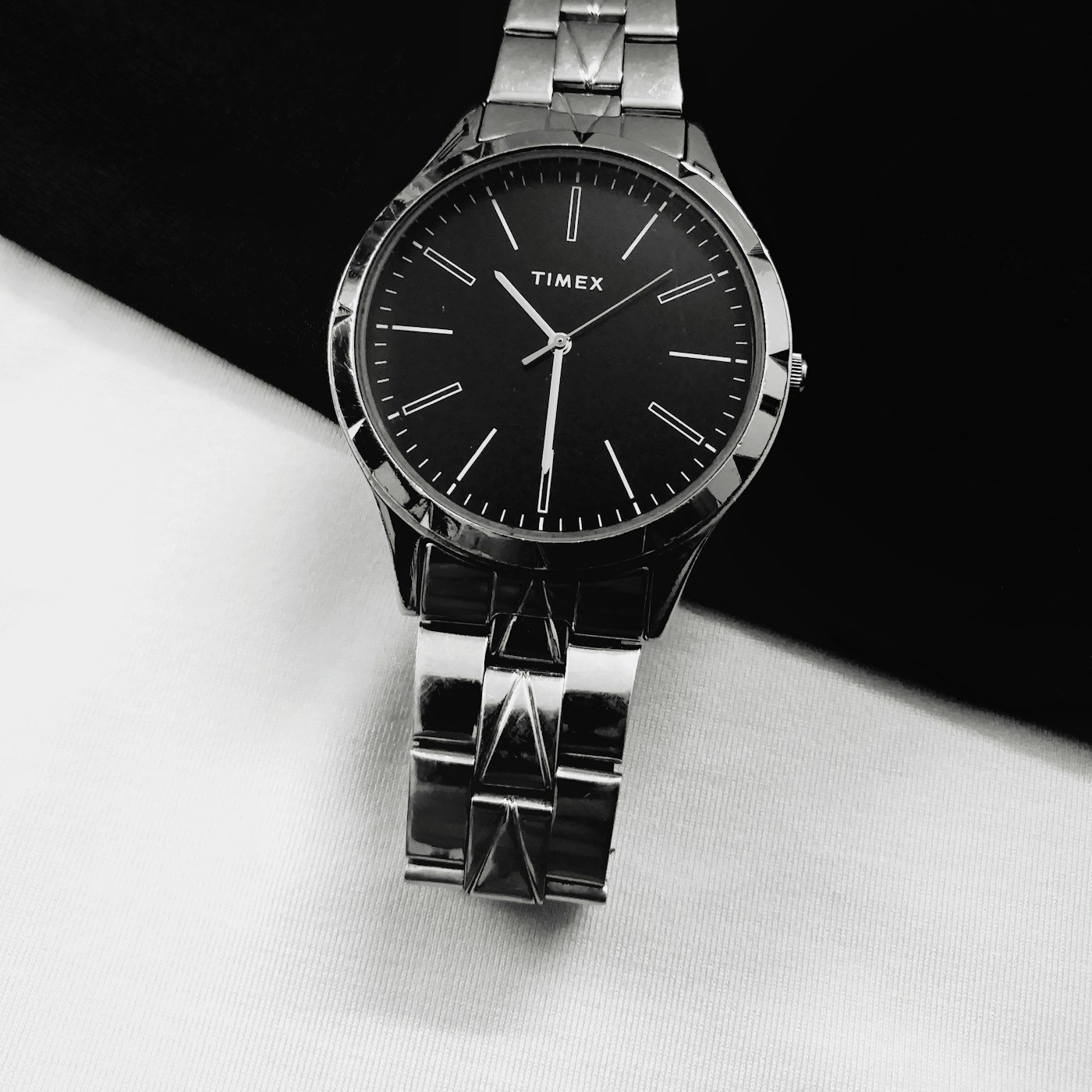 Reloj Clásico Analógico de Acero Inoxidable Reloj Clásico Analógico de Acero Inoxidable — Velaro